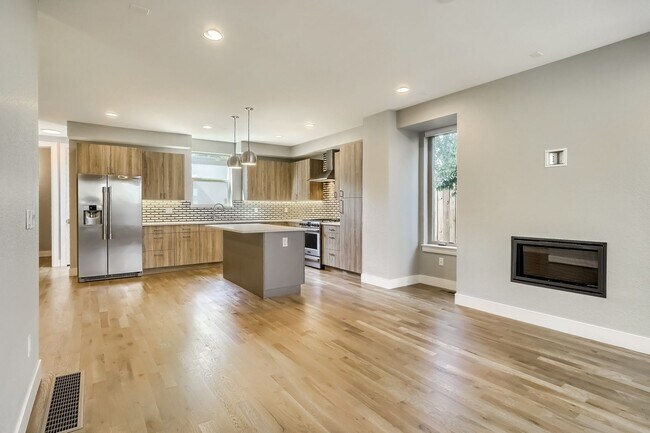 Building Photo - 3 bedroom / 3.5 bath Townhome + 2 Large Flex Spaces & Spacious Roof Top Deck!