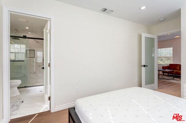 Building Photo - 1419 N Orange Dr