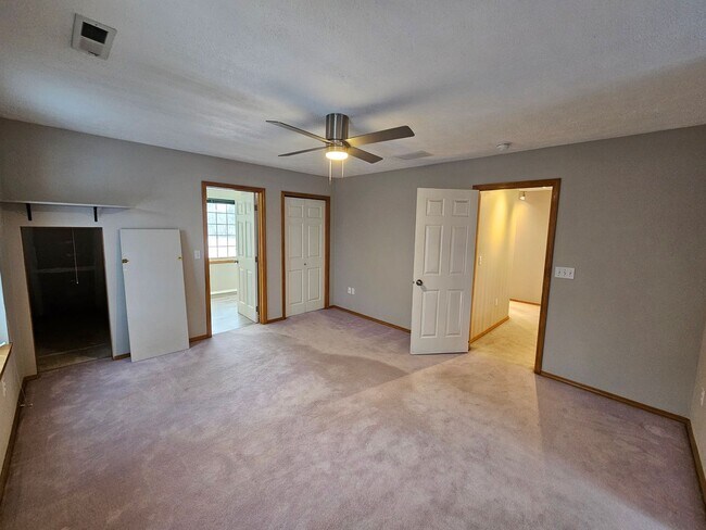 Building Photo - Beautiful Home in the Valley