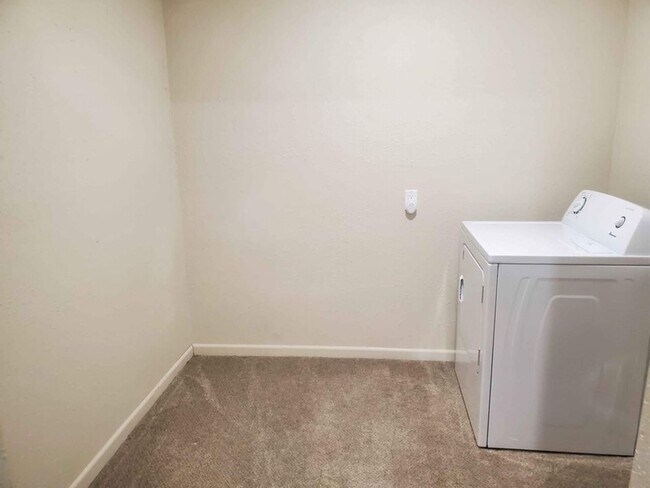 Building Photo - 2030 College Heights Rd