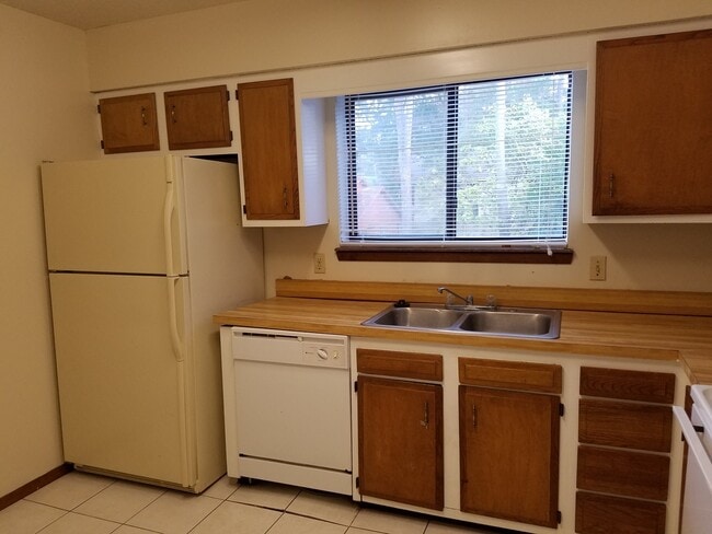 Building Photo - $1450 - 3/2/1 - MOVE IN SPECIAL  - Upstair...