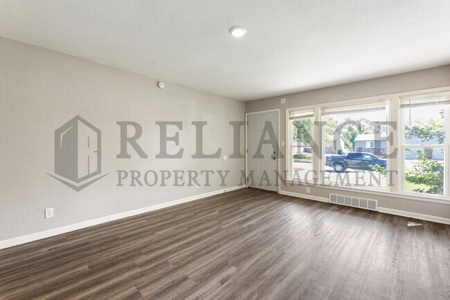 Building Photo - 1231 N Harding Ave