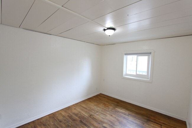 Building Photo - 4 bedroom Sunnyside Home