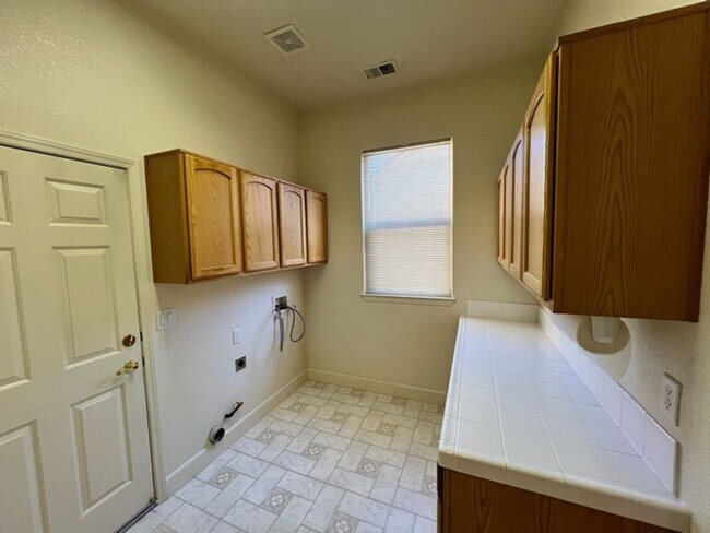 Building Photo - Beautiful Three Bedroom in the Golf Cou...