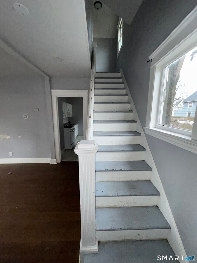 Building Photo - 154 Frank St