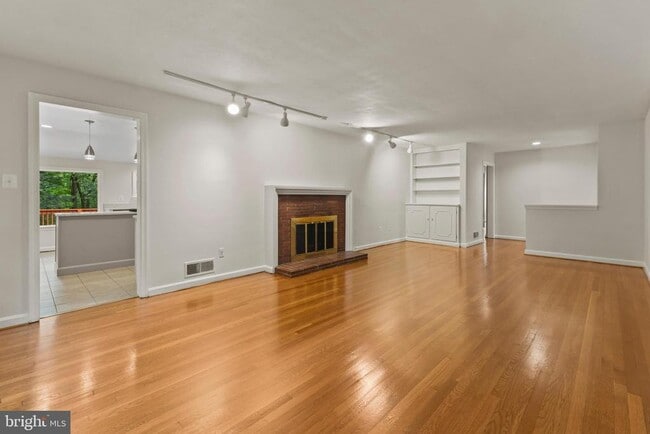 Building Photo - 612 S Quincy St