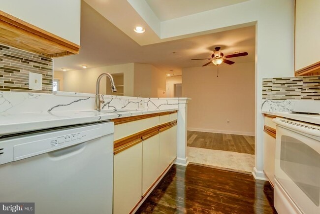 Building Photo - 3301 Sir Thomas Dr