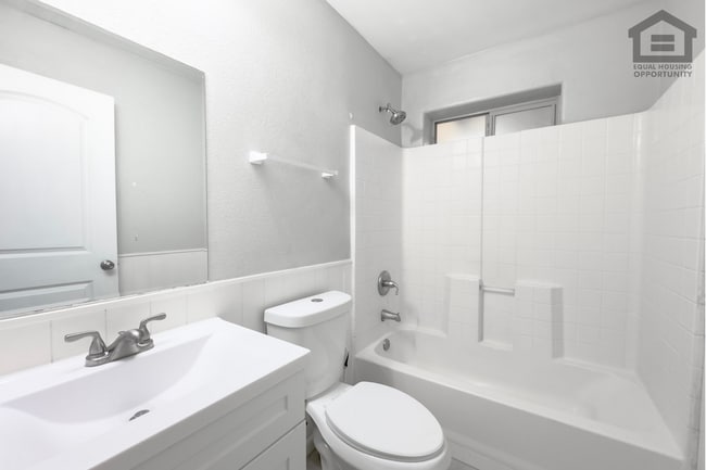 Building Photo - 1023