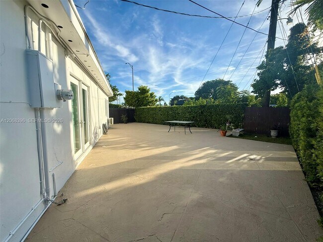 Building Photo - 5530 SW 96th Ave