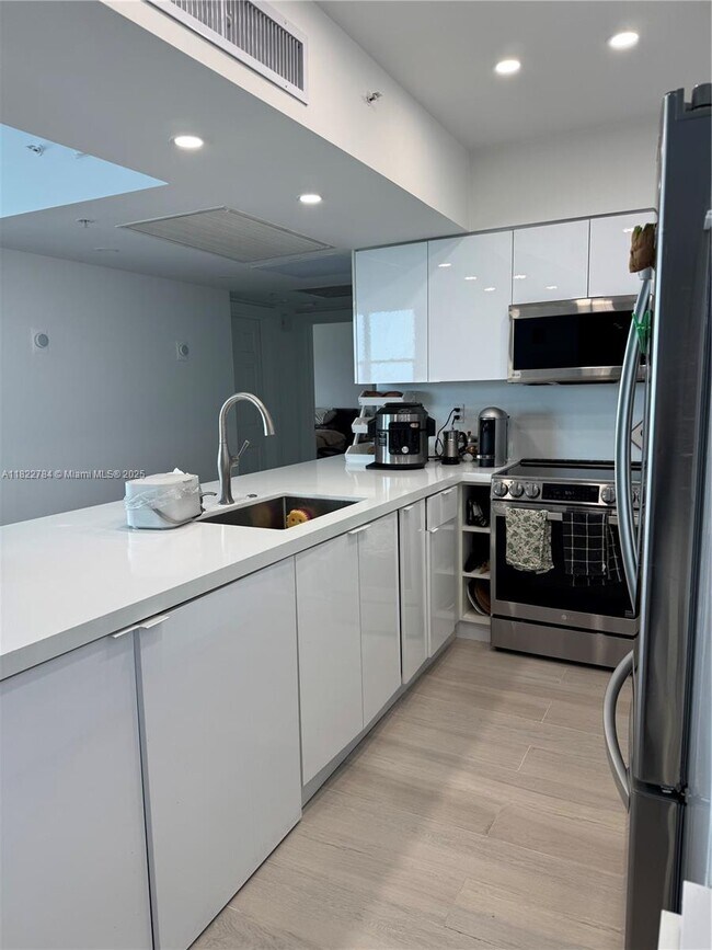 Building Photo - 2501 S Ocean Dr