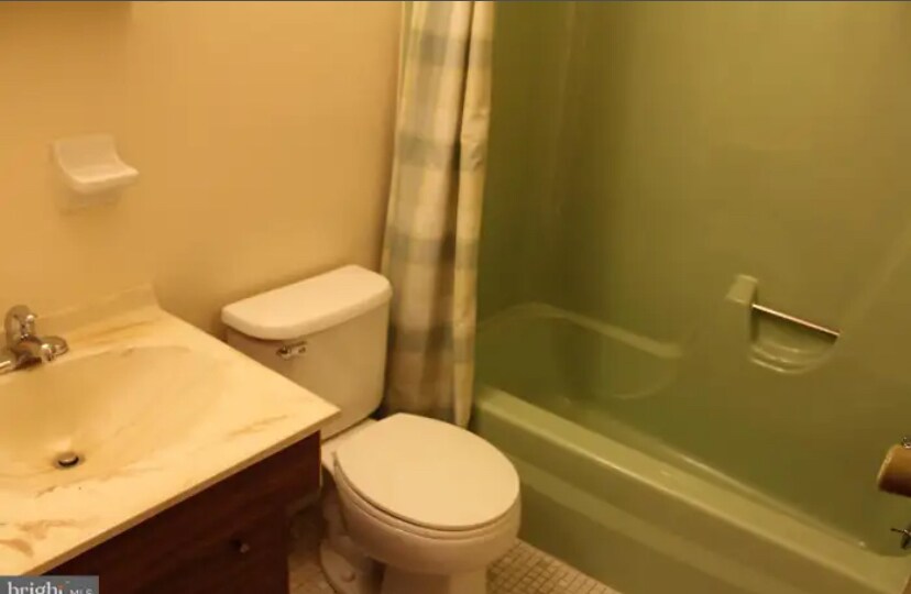 Hall bath (has new vanity since photo was taken) - 500 Campbell Cir