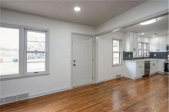 Building Photo - 7405 Glenwood Ln