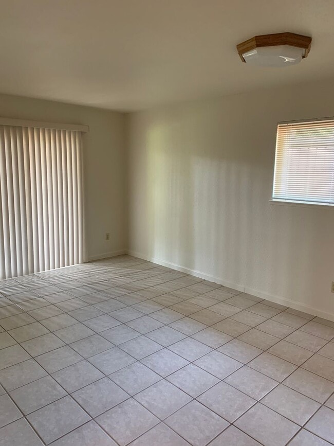 Building Photo - Nice 4 bedroom, 2 bathroom home in Citrus ...