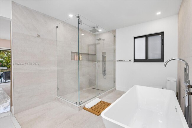 Building Photo - 2841 NE 55th St