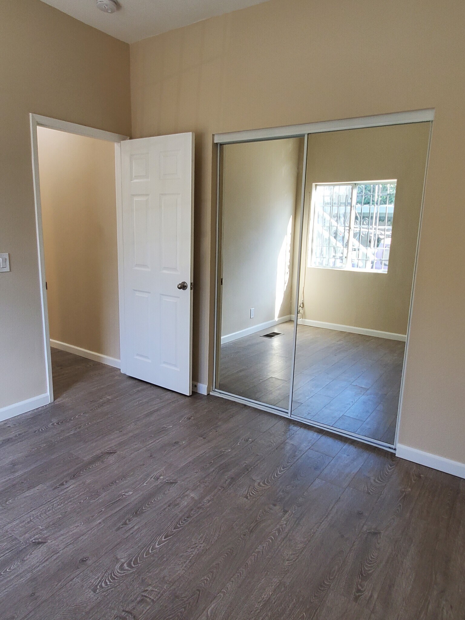 Building Photo - 947 S Sycamore Ave