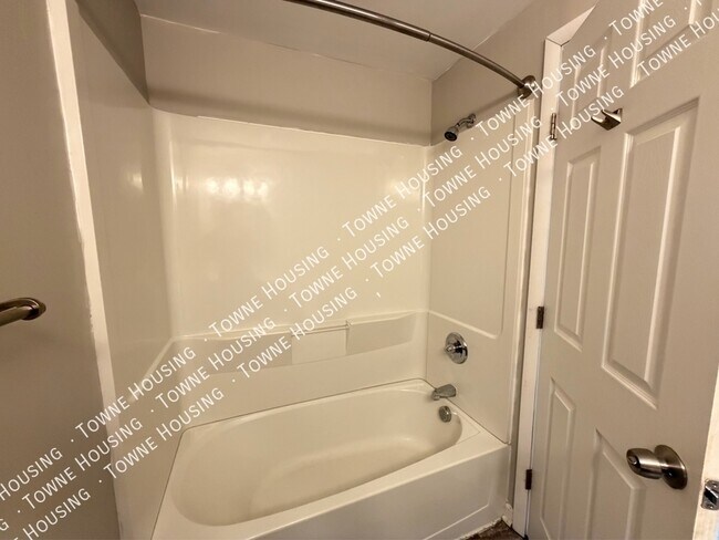 Building Photo - 132 Denrose Dr