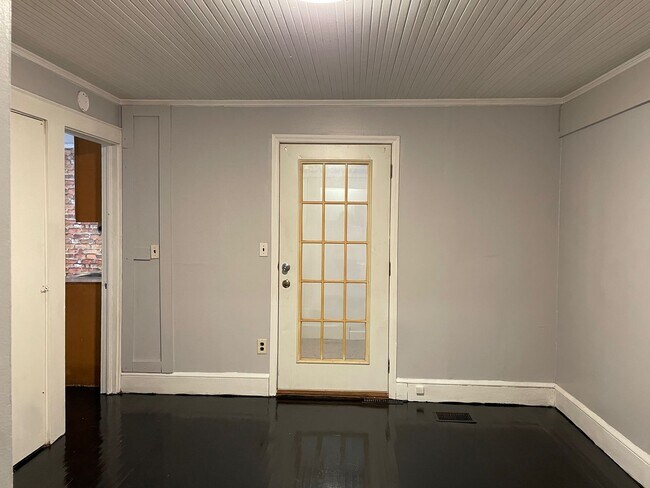 Building Photo - 1098