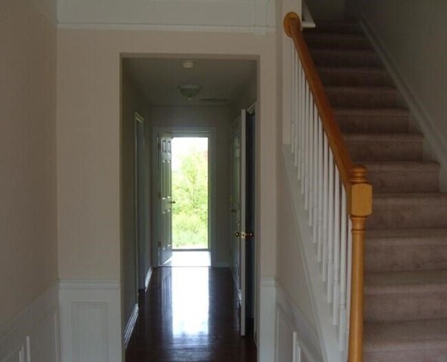 Building Photo - Spacious 3 bed Townhome close to new Apple campus and Panther Creek High School