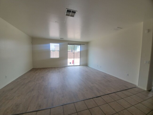 Building Photo - 5 bedroom, 5 walk in closets! + loft/game ...