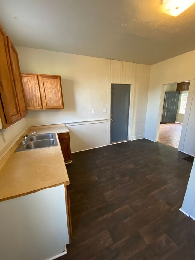 Building Photo - 812 Huestis Ave