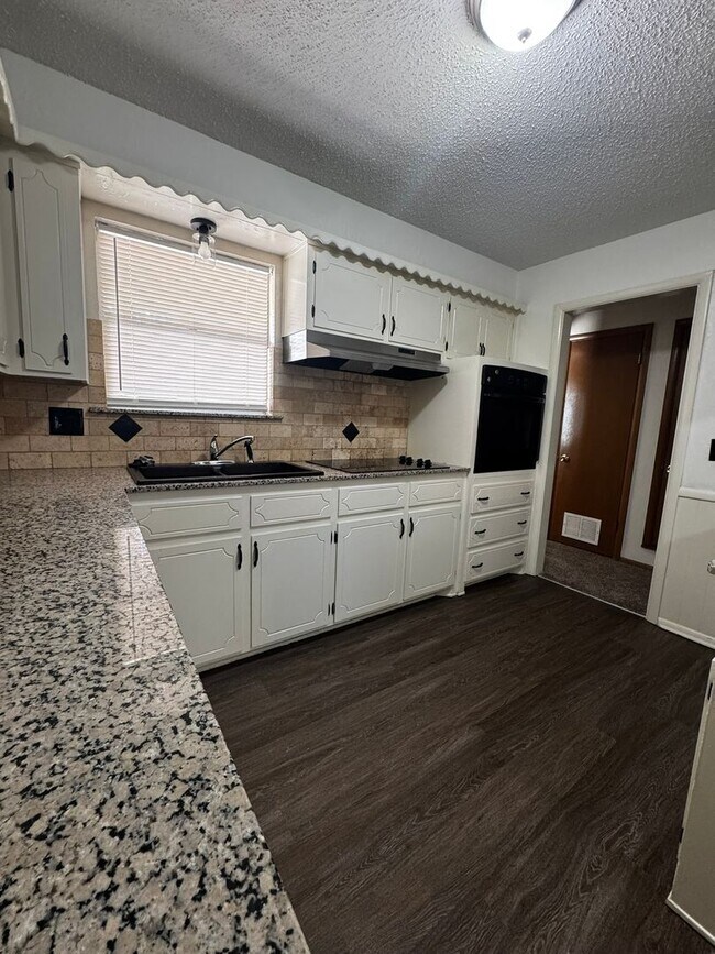 Building Photo - (3) Bed/(2) Bath with (2) Living Areas in MWC Avail NOW!