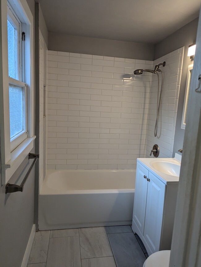 2nd bathroom with tub shower - 3320 Herman Ave