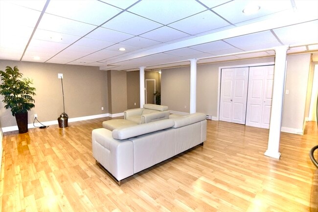 Building Photo - 172 Edgehill Rd