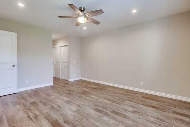 Building Photo - 6960 Golfcrest Dr