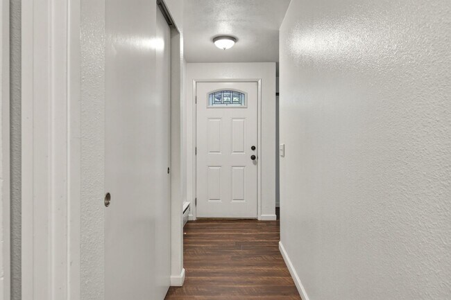 Building Photo - MOVE IN READY NOW! 2 bed 1 ba - Great location! Tumwater School District.