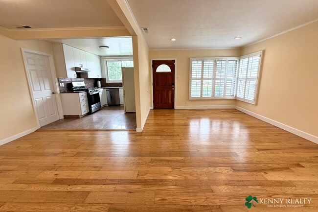 Building Photo - 136 Rosewood Way