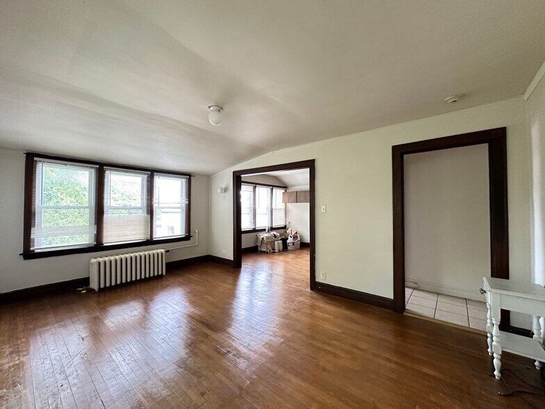 Building Photo - 733 Elm