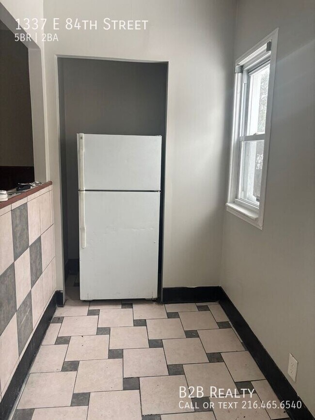 Building Photo - 1337 E 84th St