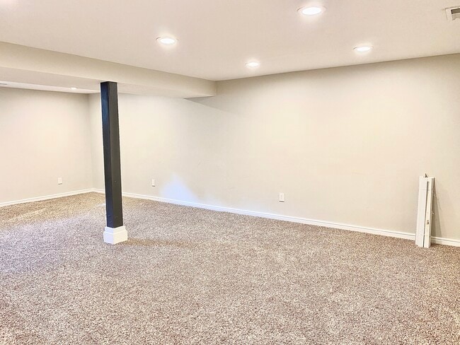 Building Photo - Roy West Duplex