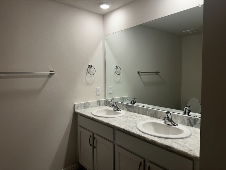 Building Photo - 3031 Rock Sound St