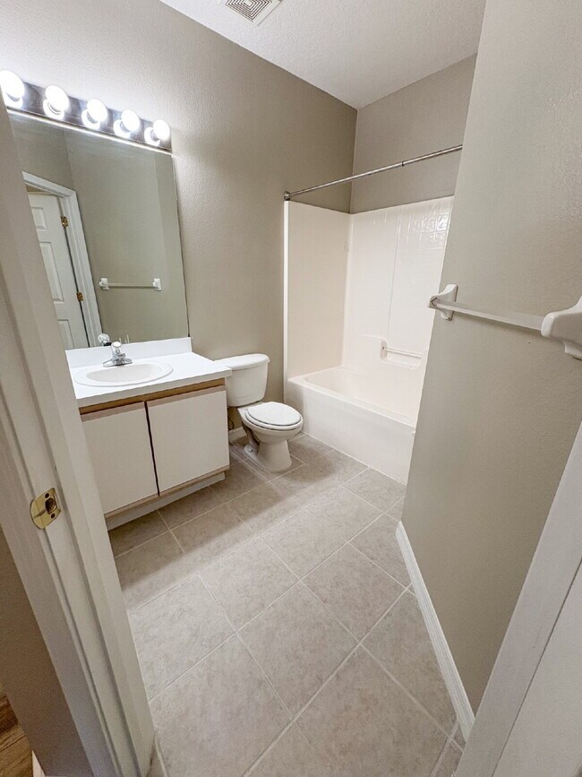 Building Photo - Spacious renovated 3-Bed, 2-Bath in VOB Riverview