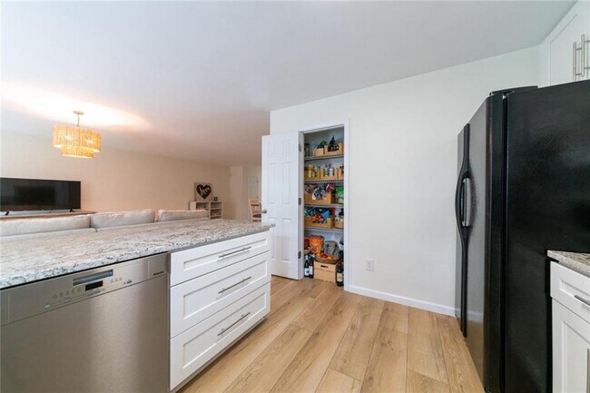 Building Photo - 2860 Mayfair Dr
