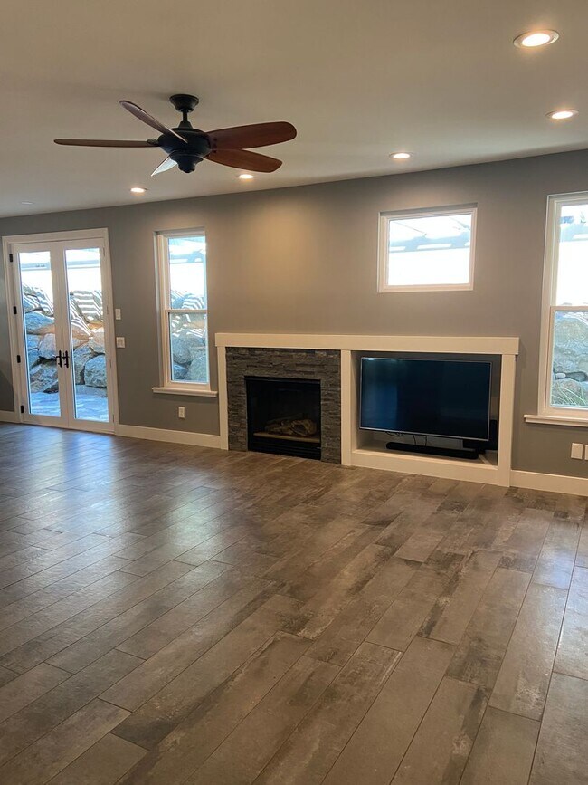 Building Photo - Beautifully remodeled 3 Bdrm+Master retrea...