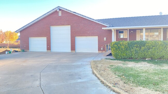 Building Photo - Stunning 3 Bedroom All Brick Home. Small D...