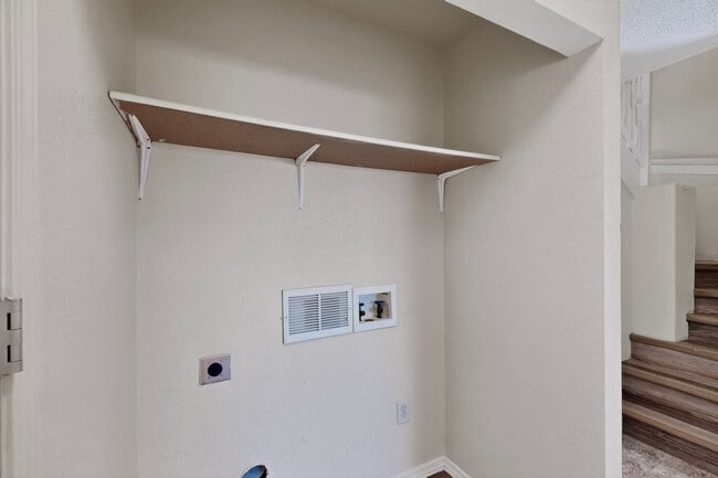 Building Photo - 4 bedroom 2.5 bath home in East El Paso!