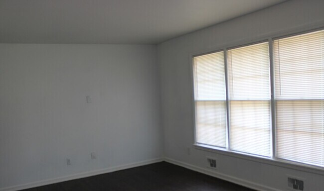 Building Photo - Large 5 bed 2 full bath Home in Independence