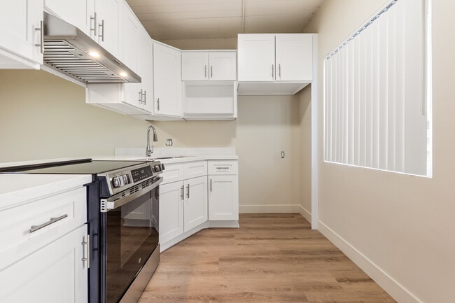 Building Photo - Torrance 44