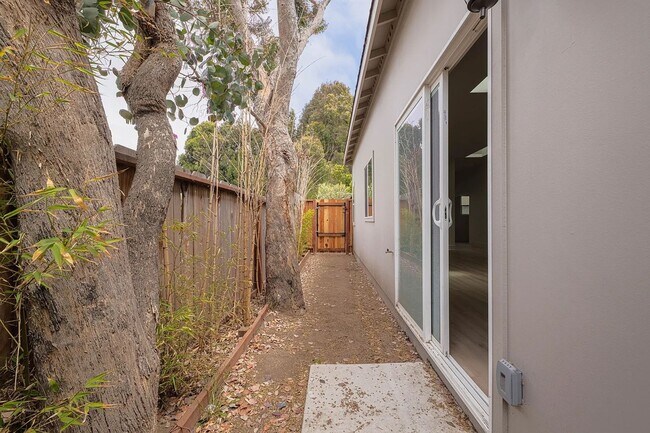 Building Photo - 987 Harcourt Ave