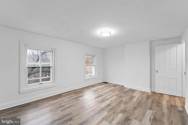 Building Photo - 28 W Airy St