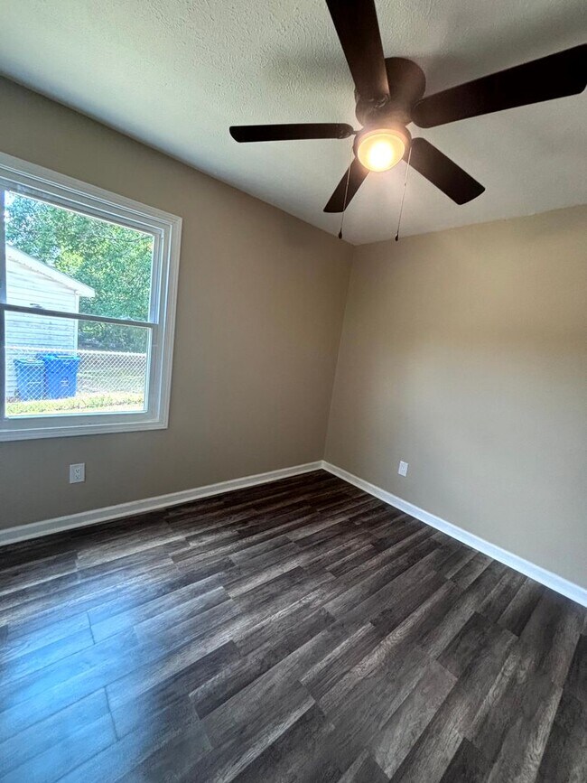 Building Photo - 5523 Livingston Dr