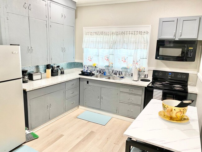 Building Photo - 3BR/1BA Home-Sweet-Home