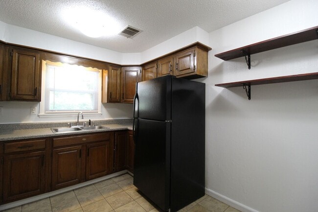 Building Photo - 3 Bedroom 1 Bath House in Prairie Village