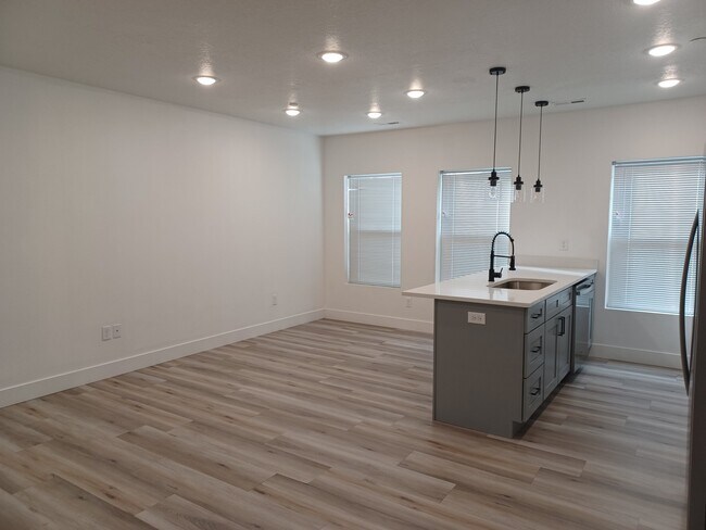 Building Photo - 815 W 100 S