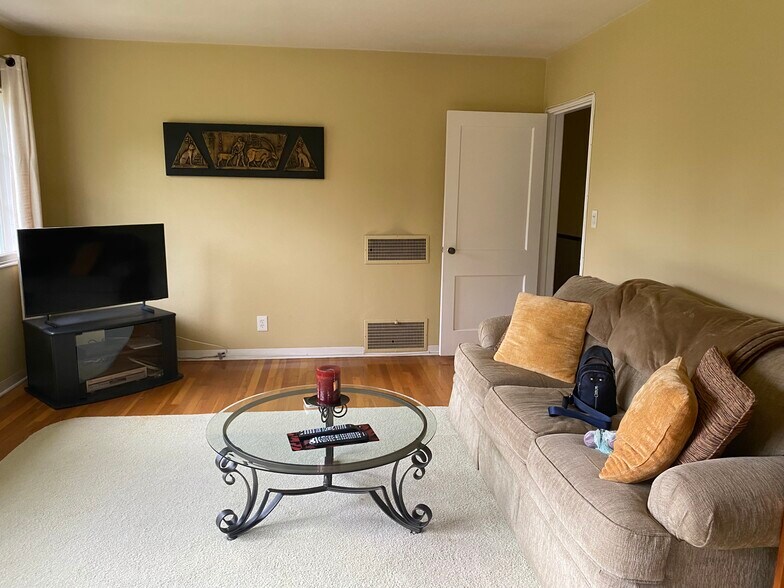 Living Room - 5458 1/2 Village Grn