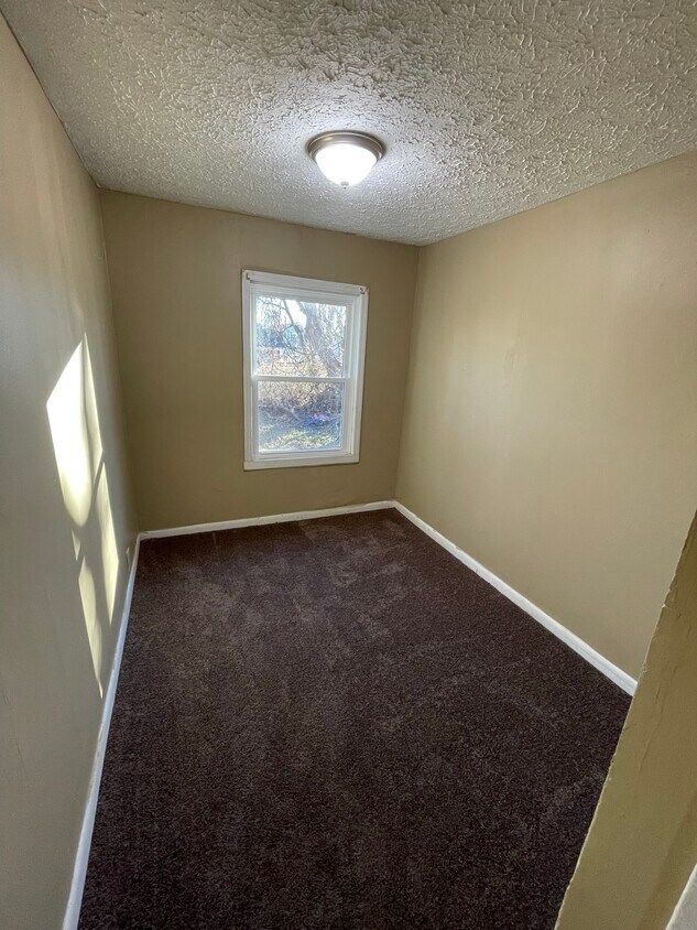 Building Photo - 612 Sun Cir