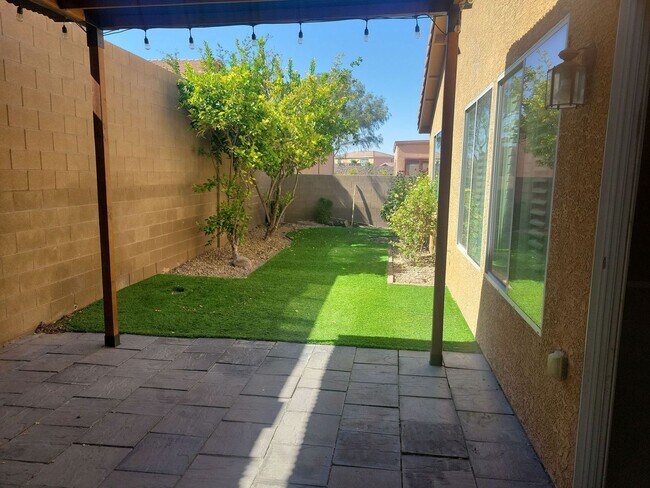 Building Photo - Spacious 3 Bedroom Home with Garage & Soak...